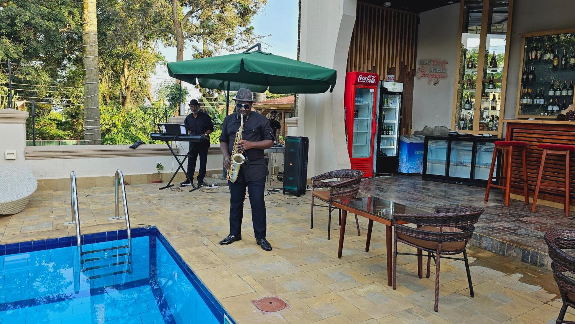 Grik Hotel - Entebbe Buitenkant foto